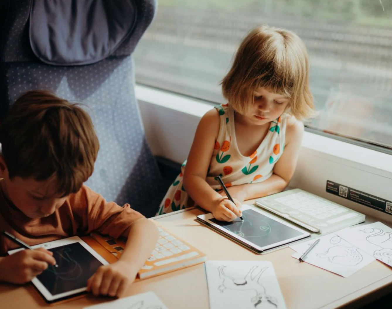 Ideas de juguetes para viajar con niños: entretenimiento sin pantallas en cualquier trayecto