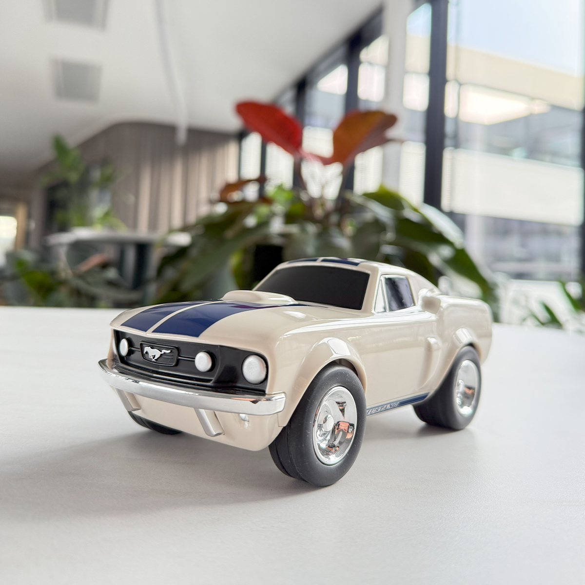 Pequeño coche de juguete Ford Mustang Beige