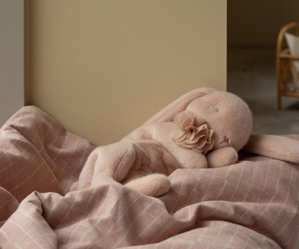 Peluche Conejito Durmiente Pequeño - Rosa (Sleeping bunny plush, Small - Powder) – Maileg