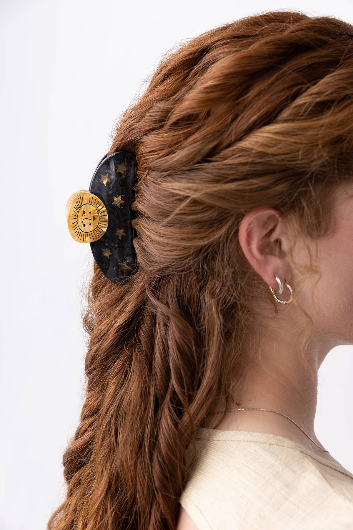 Pinza para el pelo con diseño astrológico del sol y las estrellas en acetato dorado y negro