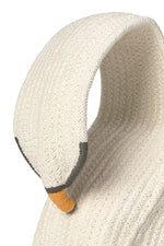 Detalle del cuello curvado de la cesta Swan, tejido en tono marfil con pico bordado naranja y negro.
