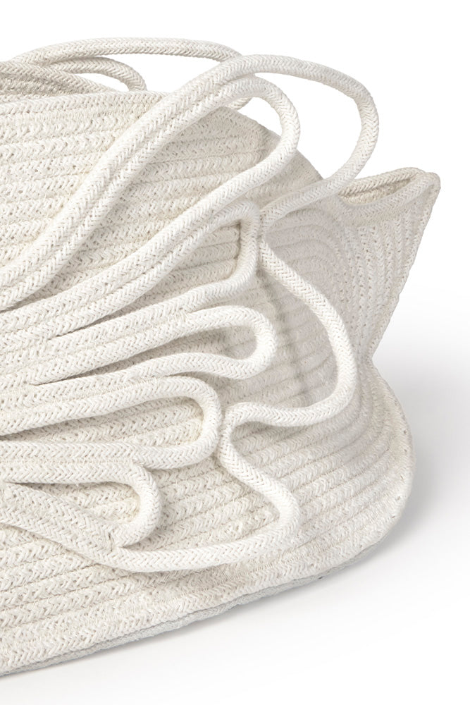 Detalle de las alas de la cesta Swan, formadas por cordones curvados sobre la superficie trenzada.