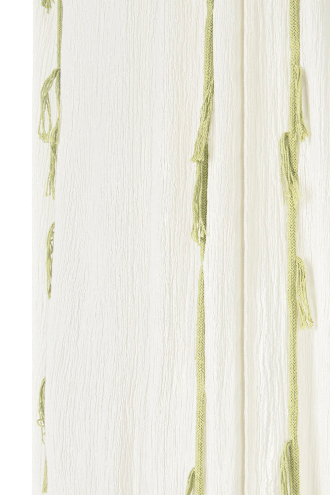 Detalle de la tela de crepé marfil con volantes en matcha.