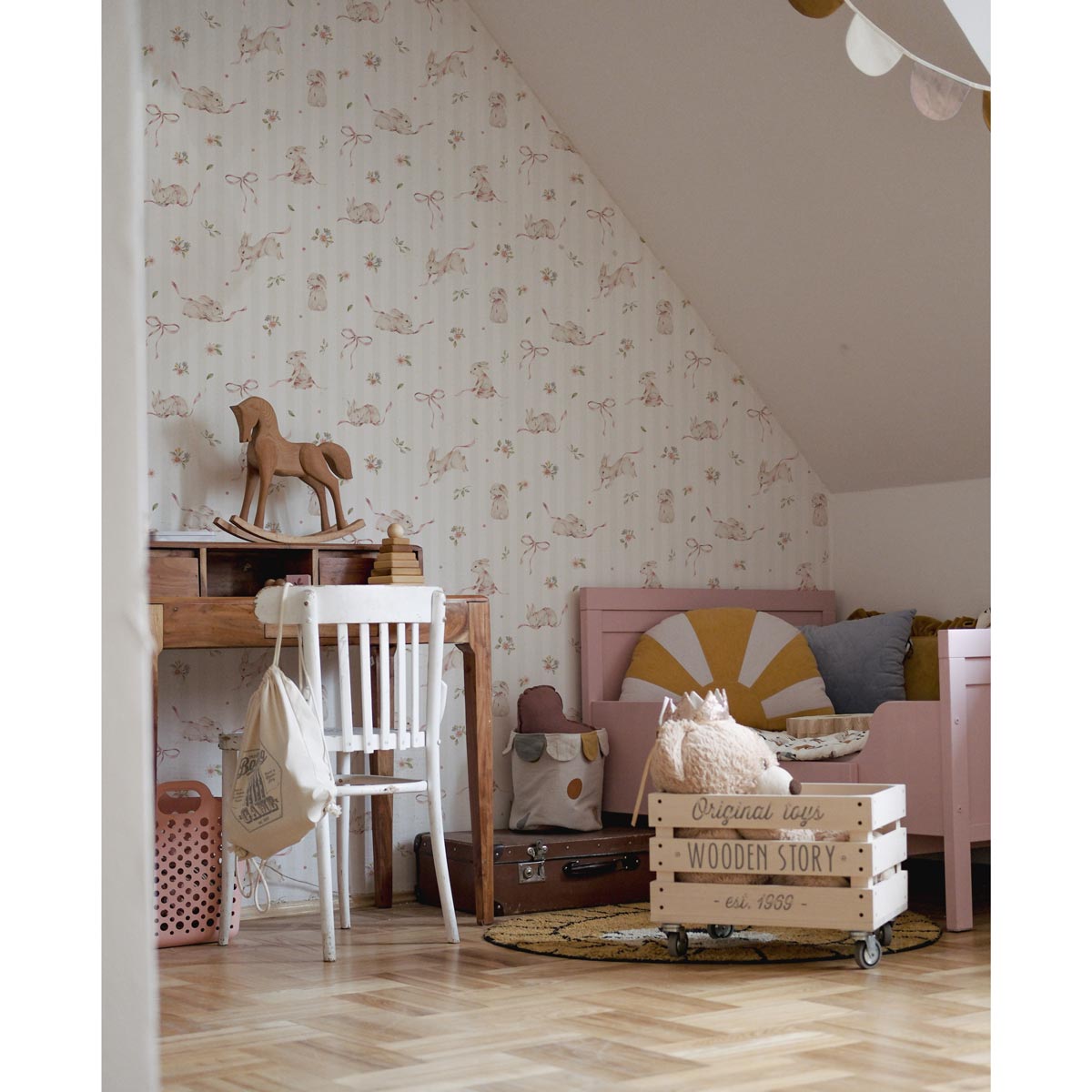 Conejitos Rosas sobre Rayas (Pink Rabbits on Stripes) – Dekornik