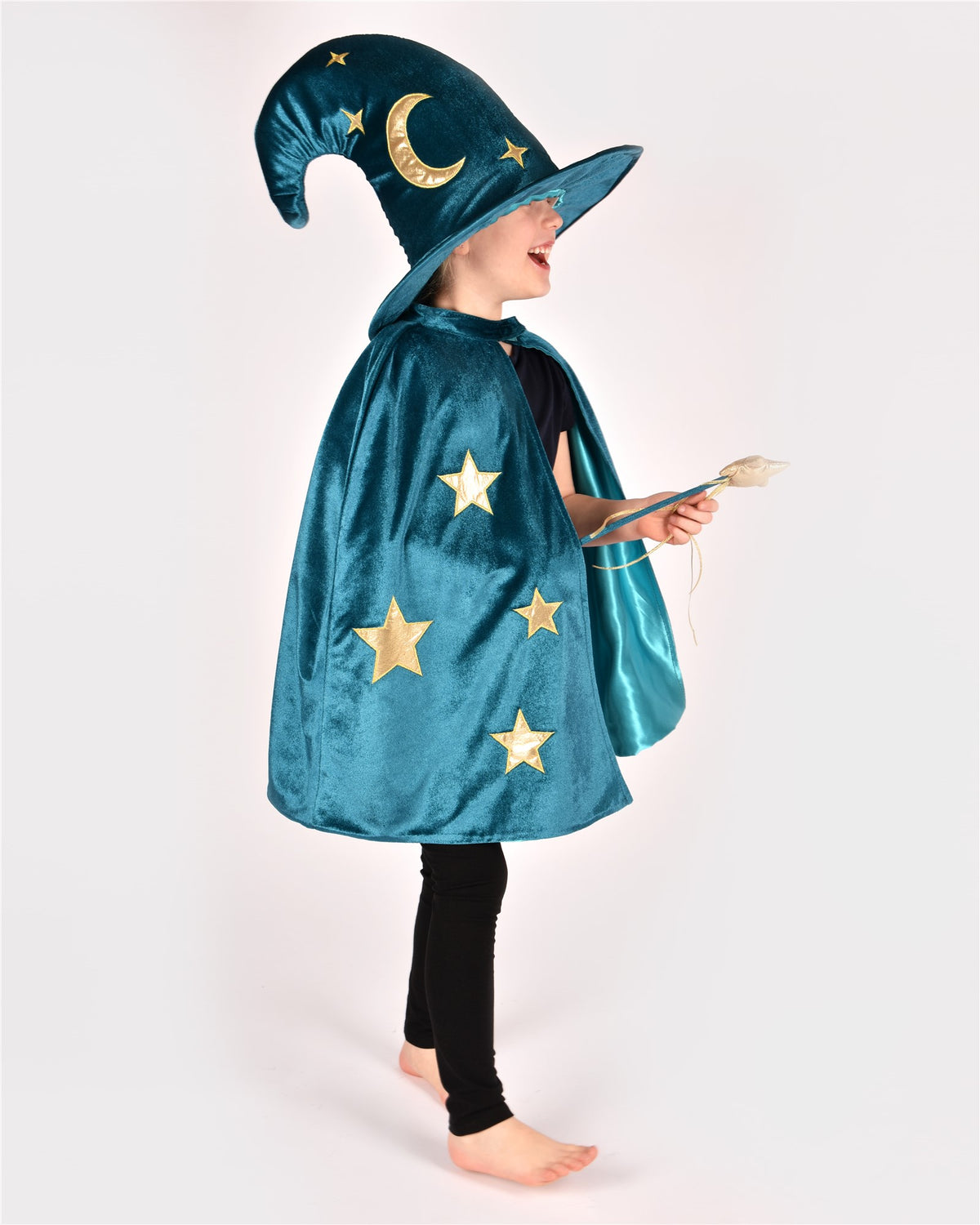 Disfraz infantil de mago con capa, sombrero y varita - DEN GODA FEN