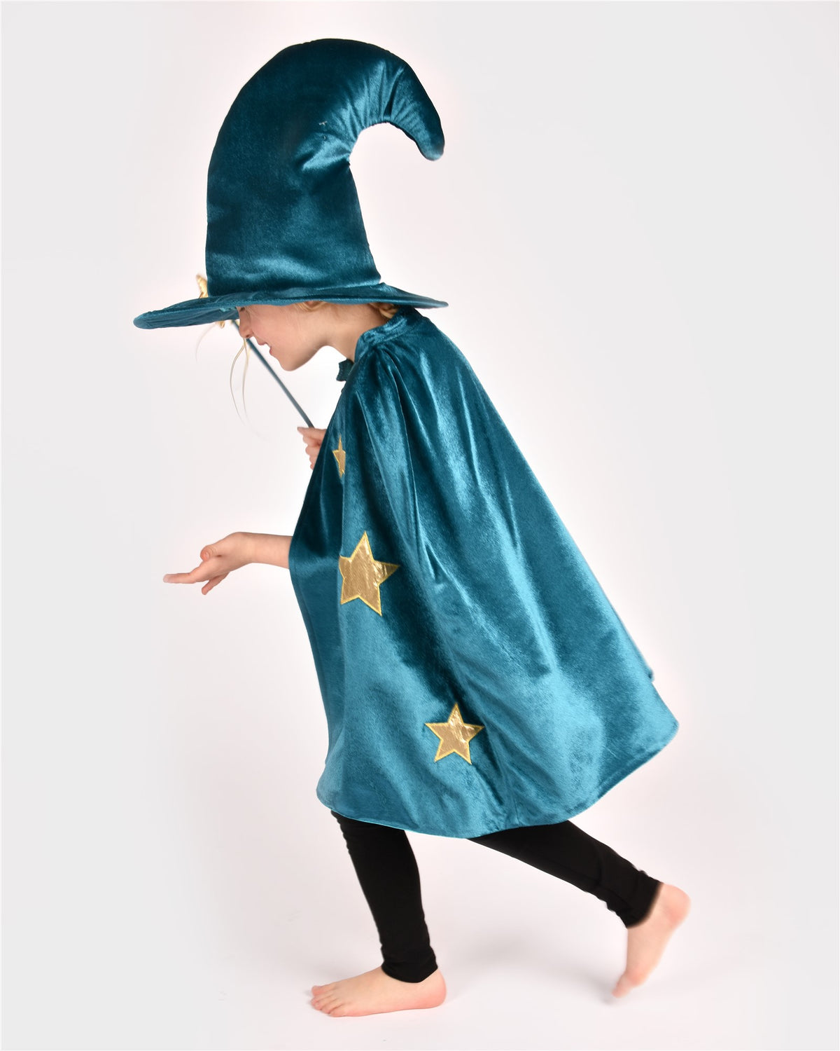 Disfraz infantil de mago con capa, sombrero y varita - DEN GODA FEN