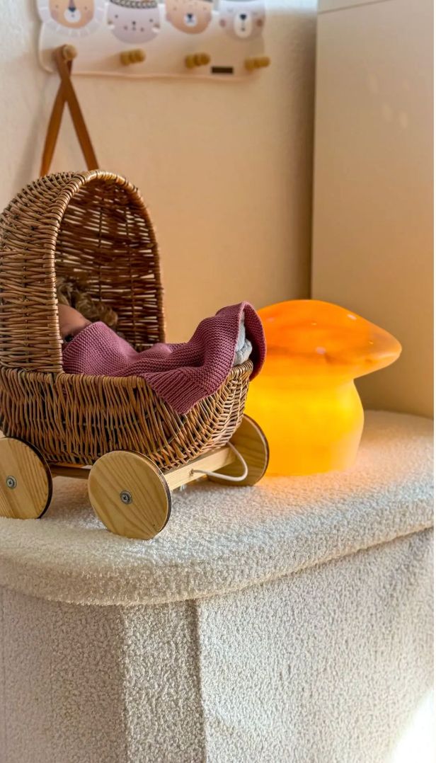 Egmont Toys Cochecito de Mimbre con Ruedas de Madera