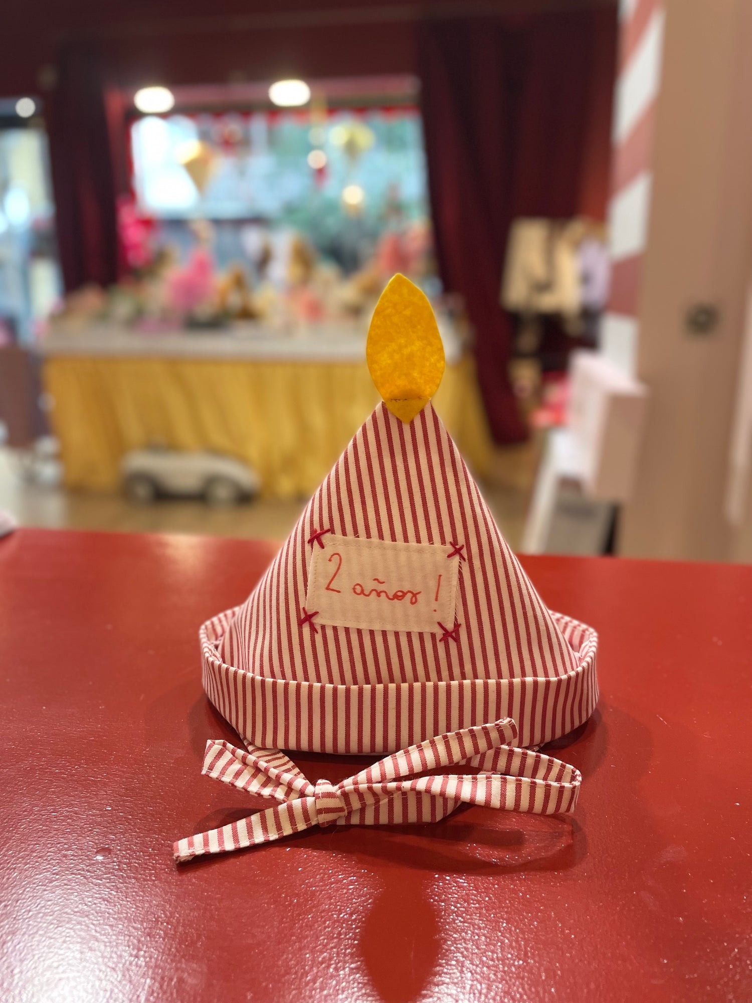 Sombrero Vela de 2 Años con Rayas Rojas y Blancas