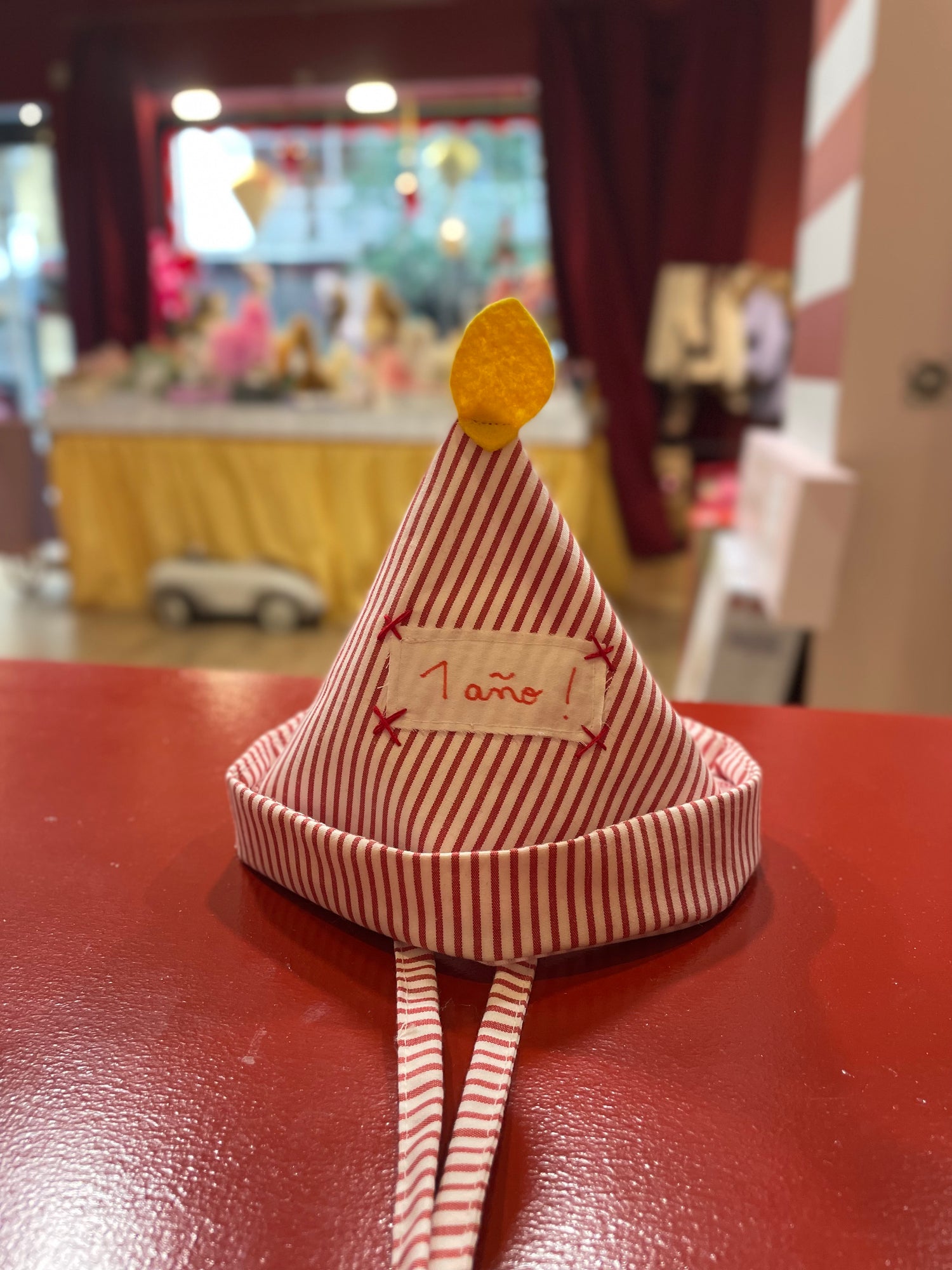 Sombrero Vela de 1 Año con Rayas Rojas y Blancas