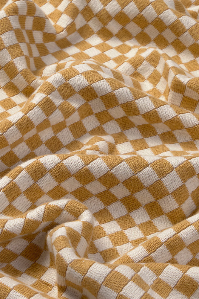 Detalle del punto de cuadros en miel y natural de la manta Tiles.