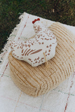 Cojín Chicken de Lorena Canals.