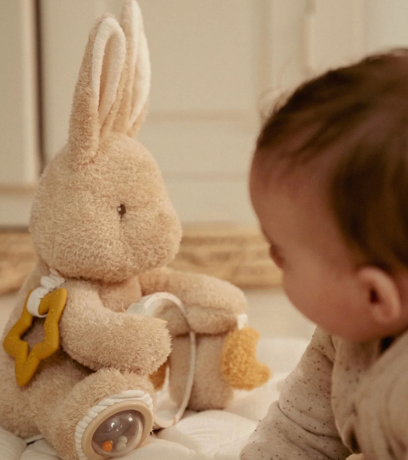 Peluche de Actividades Conejito, Arena - Little Dutch