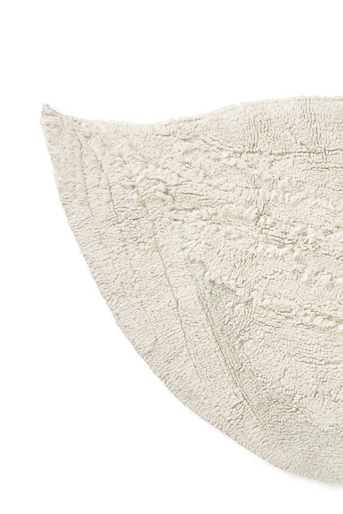 Detalle del borde curvado y la punta de la cola de la alfombra Swan, con texturas y líneas en tono marfil.
