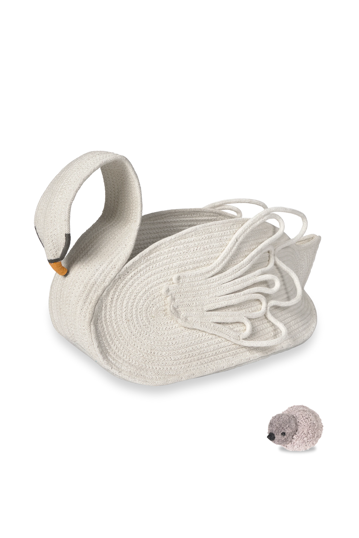 Cesta Swan de Lorena Canals en forma de cisne marfil, con alas de cordón y pico naranja, junto a una pequeña figura textil.
