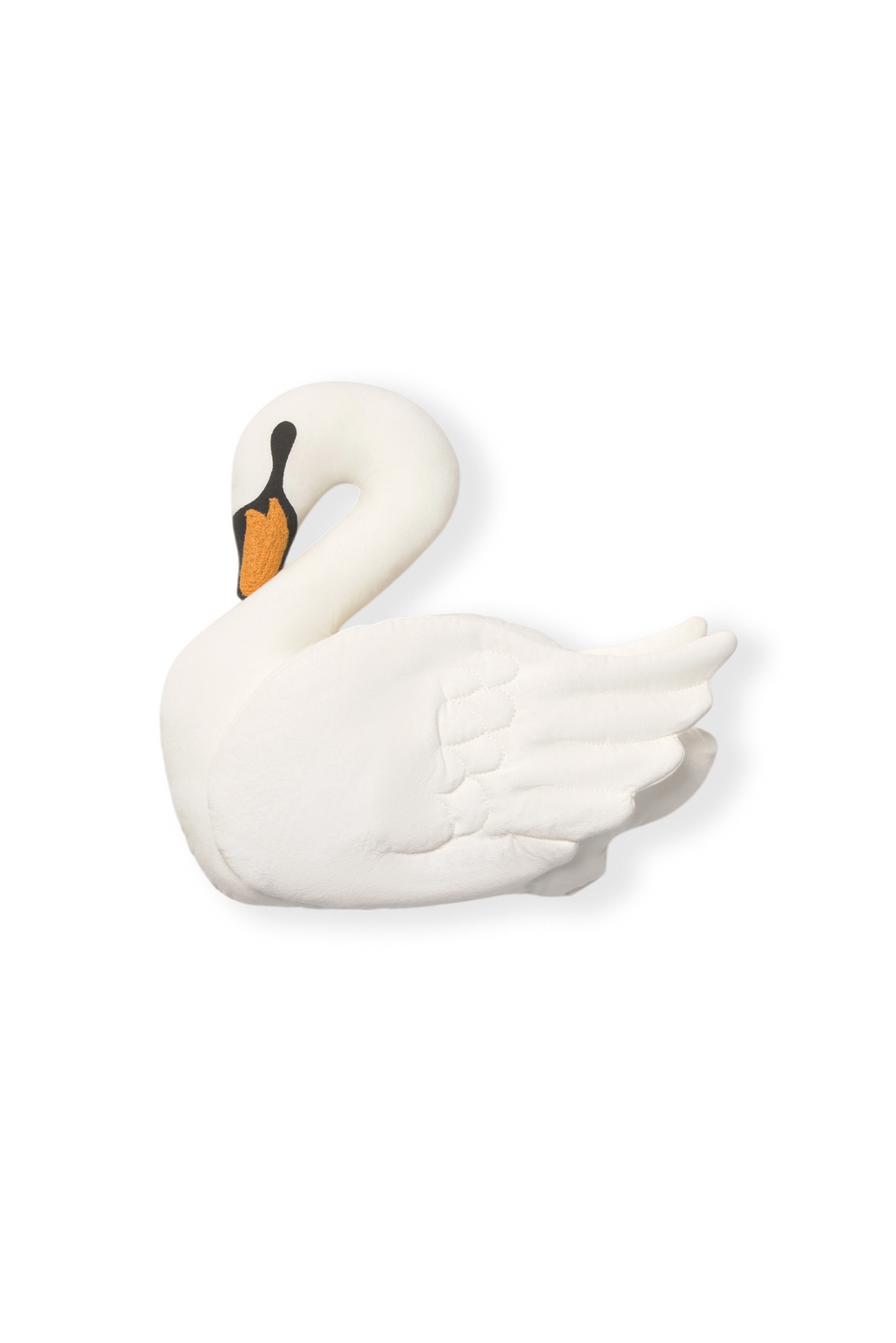 Cojín Swan de Lorena Canals en forma de cisne color marfil, con pico naranja y alas cosidas.