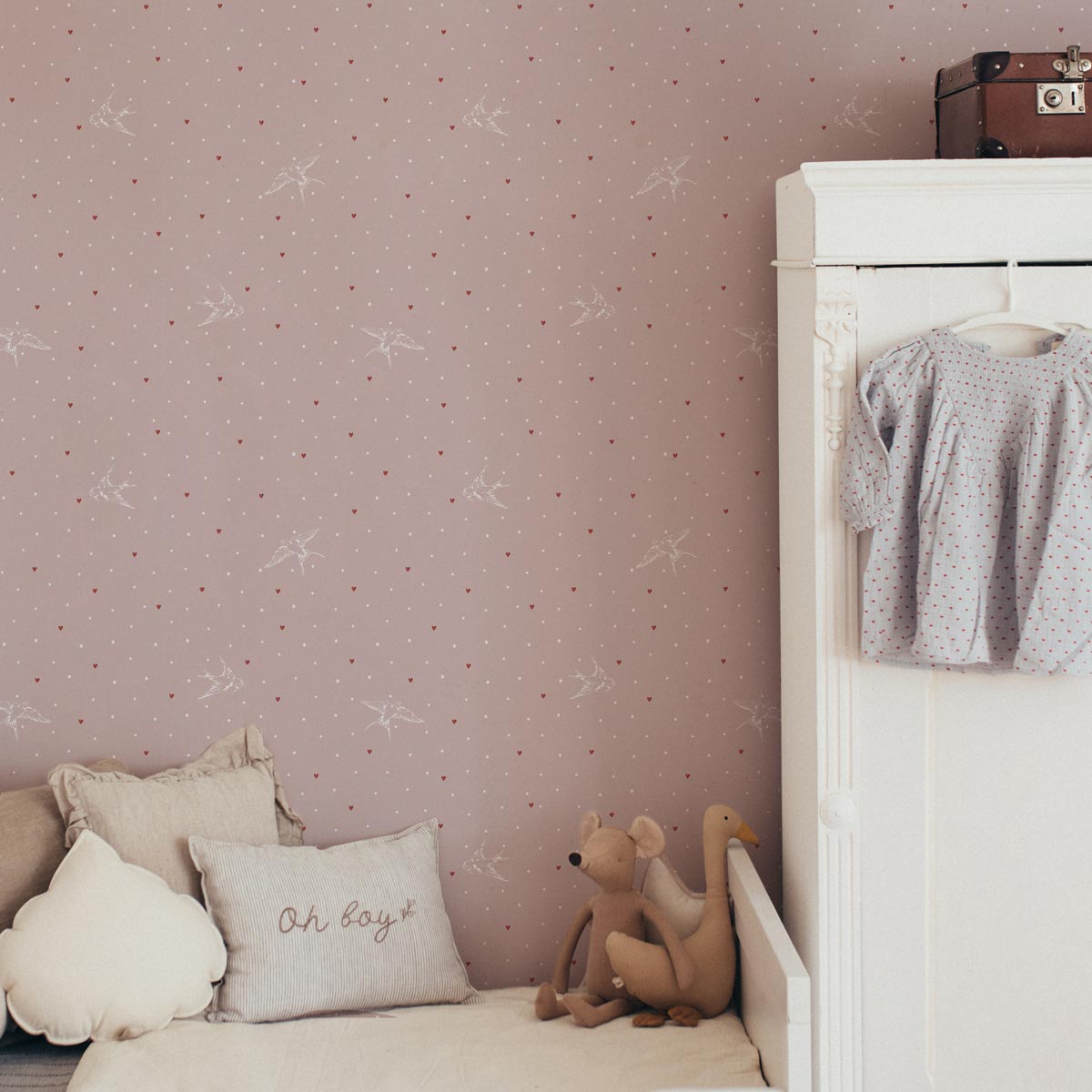 Golondrinas sobre rosa (Swallows on Pink) – Dekornik