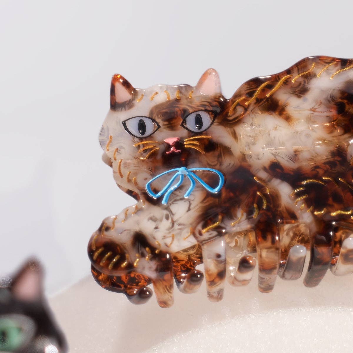 Pinza de pelo Calico Kitty de acetato carey con lazo
