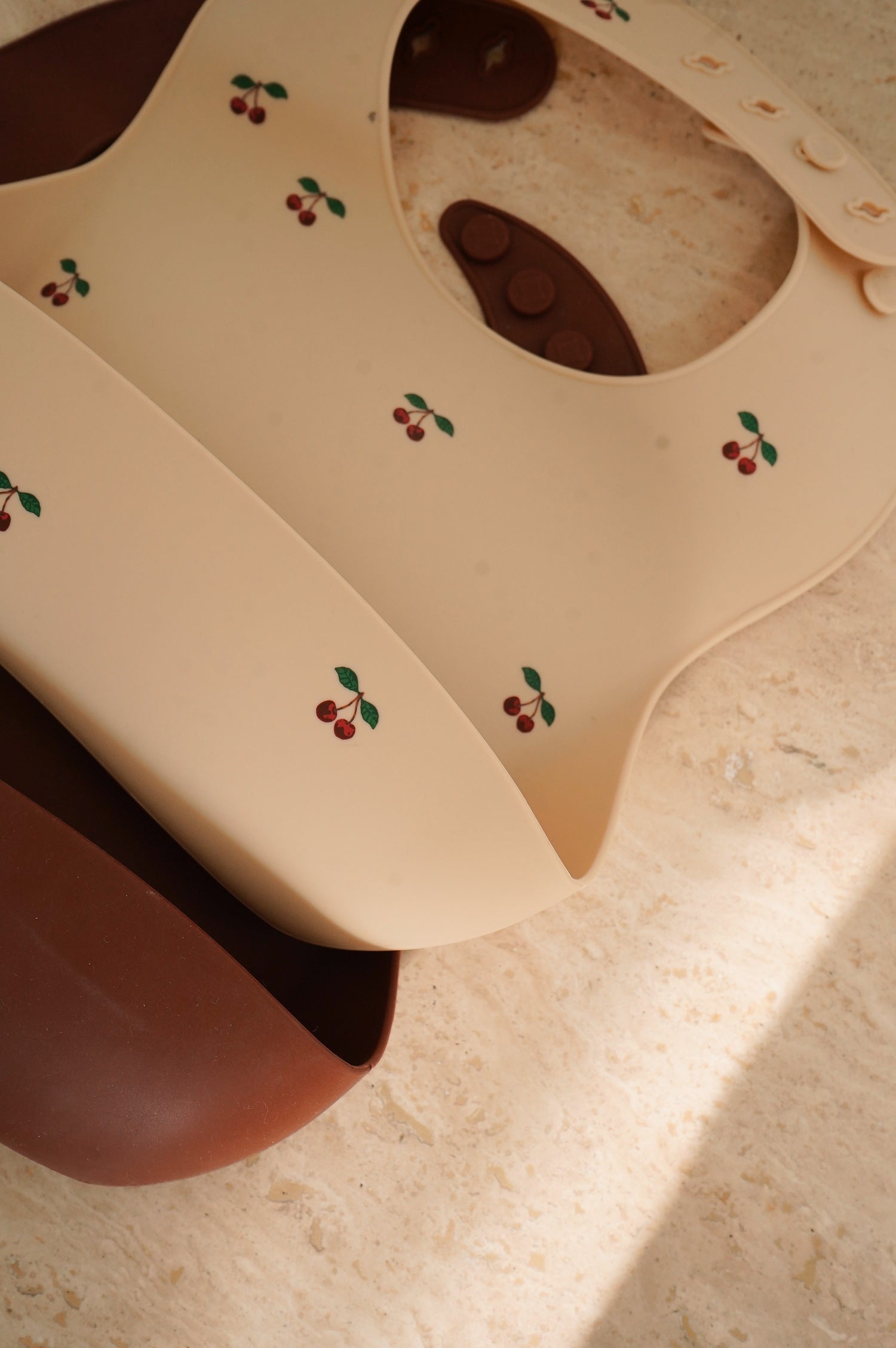 Set de 2 baberos de silicona Cherry/Mocca - Konges Sløjd