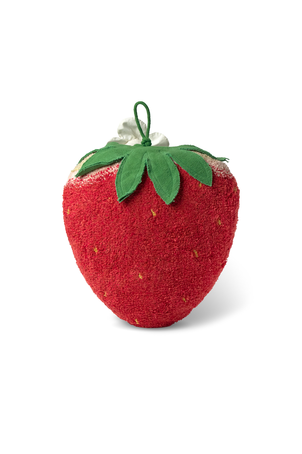 Cojín de suelo Strawberry de Lorena Canals en forma de fresa roja, con hojas verdes y flor blanca.