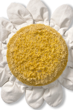 Detalle del centro amarillo del cojín White Daisy, con distintas texturas y pétalos de tela en tono marfil.
