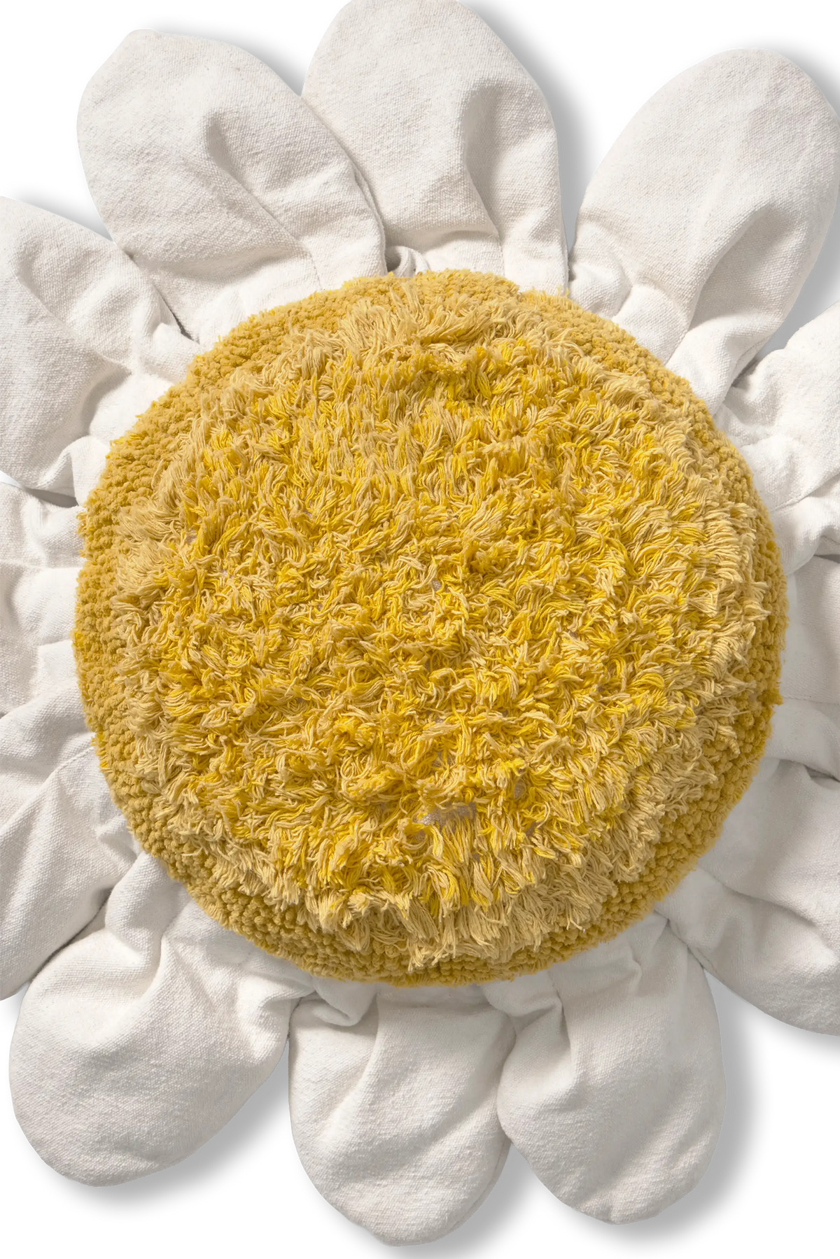 Detalle del centro amarillo del cojín White Daisy, con distintas texturas y pétalos de tela en tono marfil.