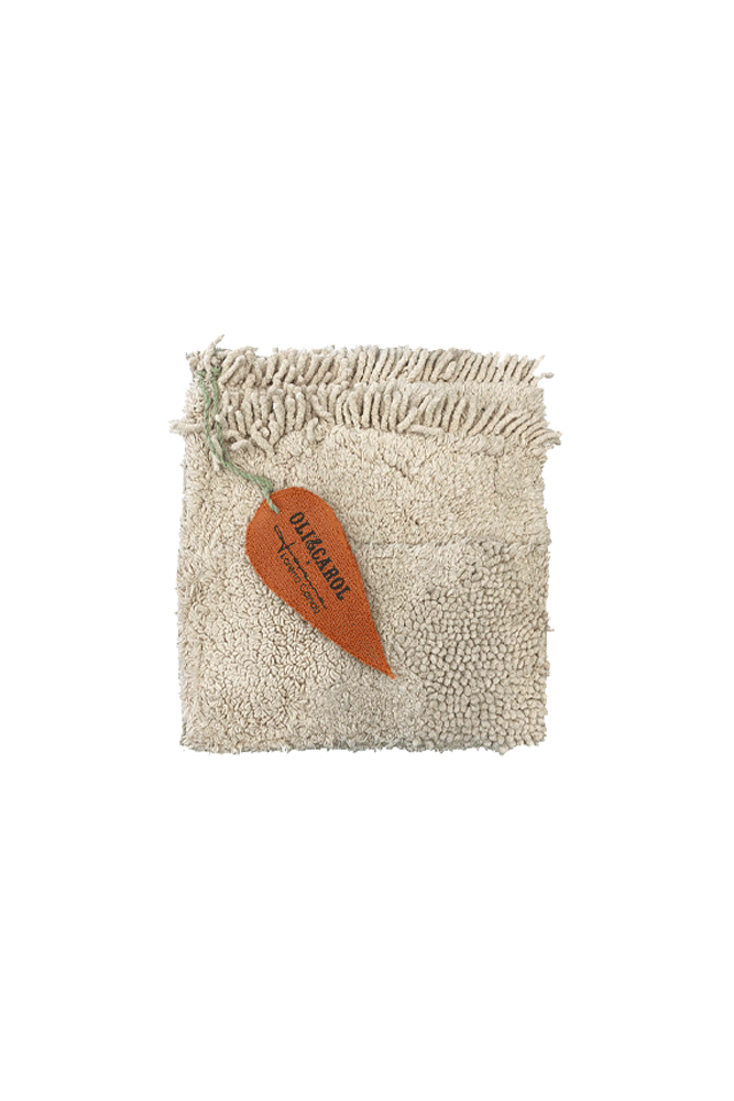 Libro sensorial textil Cool Kids Eat Healthy de Oli&Carol x Lorena Canals, con cubierta natural y zanahoria naranja.